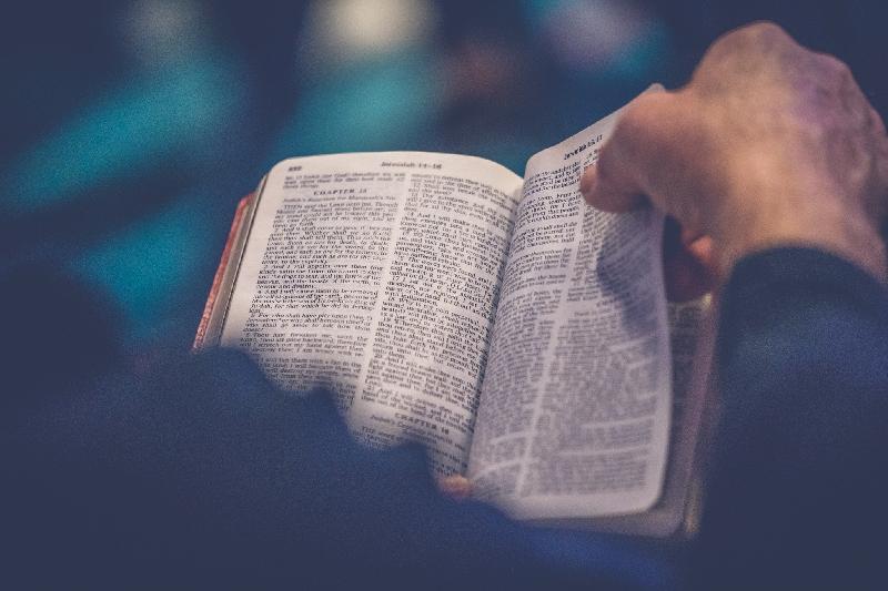 Wat gebeurd er in een kerkdienst - man bladert Bijbel